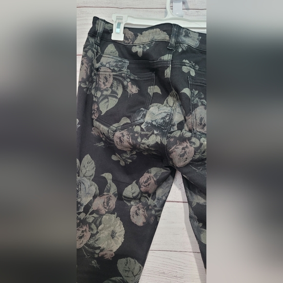 Nwot Material Girl sz 15 black soft lightweight floral stretch jeans - Picture 11 of 11